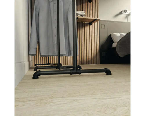 Stojan na šaty s košeľou v spálni