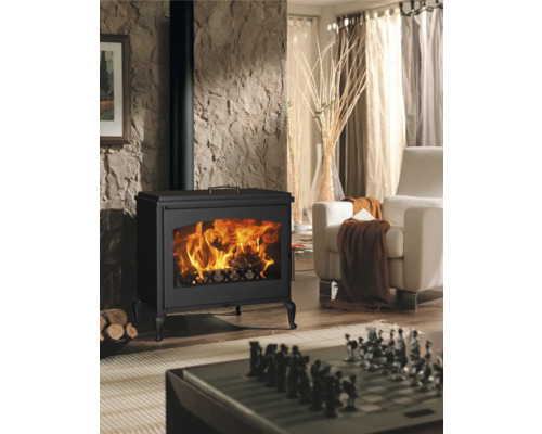 Obývacia izba s krbovými kachľami, kreslom a šachovnicou na stole