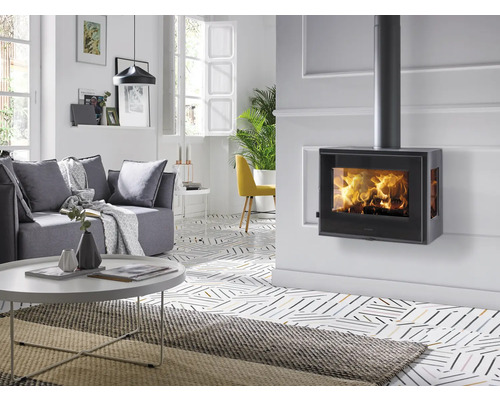 Moderná obývacia izba s nástenným krbom a sivou sedacou súpravou