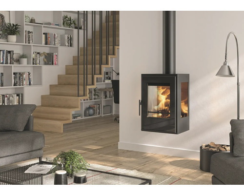 Obývacia izba s nástenným krbom, schodiskom a knižnicou pre útulnú atmosféru.