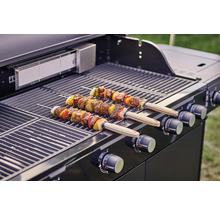 Gril s mäsovými špízmi na grilovacej mriežke