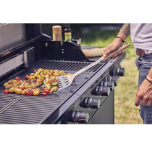 Zelenina sa pripravuje na plynovom grile s obracačkou.