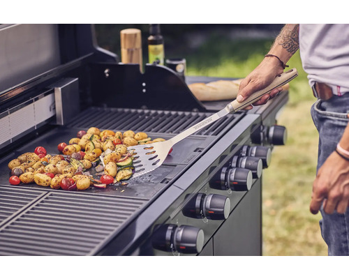 Zelenina sa pripravuje na plynovom grile s obracačkou.