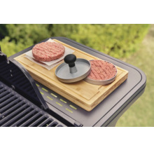 Lis na hamburgery s mäsovými karbonátkami na krájacej doske