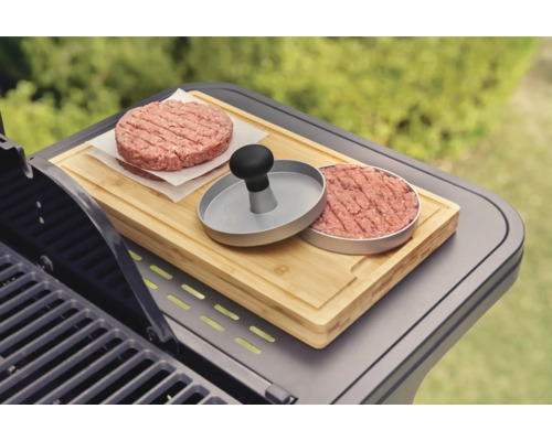 Lis na hamburgery s mäsovými karbonátkami na krájacej doske