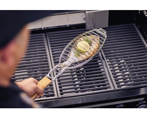 Ryba v grilovacom koši na grile