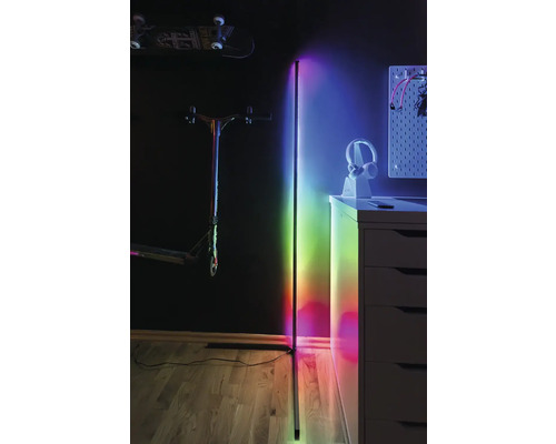 Rohová stojaca lampa s viacfarebným svetlom v izbe pre mládež