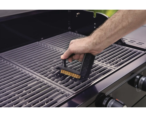 Čistenie grilovacej plochy grilovacou kefou