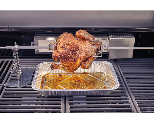 Grilované kura na otočnom ražni na grile.