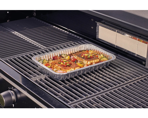 Gril s rybou a zeleninou v hliníkovej miske na grilovacej mriežke