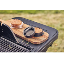 Lis na hamburgery s dvoma mäsovými hamburgermi na grilovacom stole