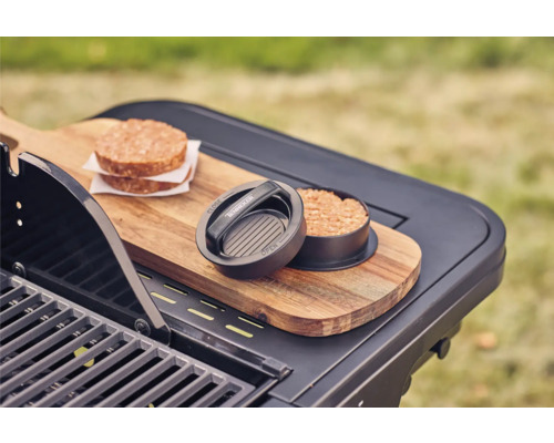 Lis na hamburgery s dvoma mäsovými hamburgermi na grilovacom stole