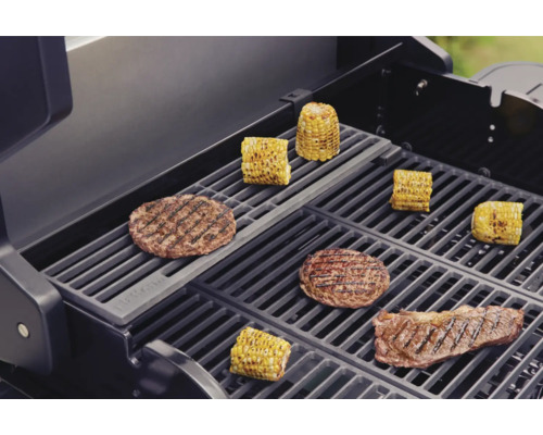Gril s grilovanými jedlami ako hamburgery, steak a kukurica