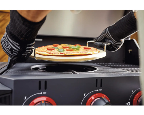 Pizza na pizza kameni sa zasúva do plynového grilu