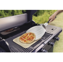 Pizza na pizza kameni na grile s pizza lopatou