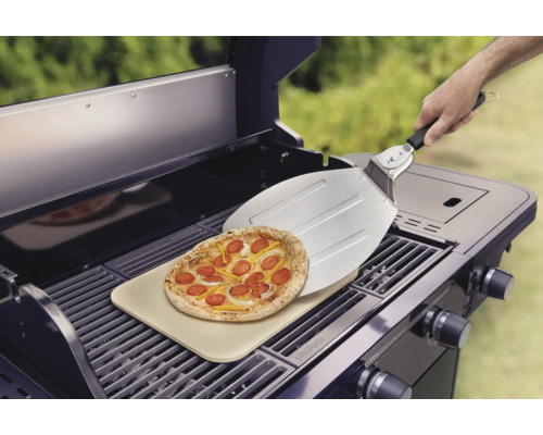 Pizza na pizza kameni na grile s pizza lopatou