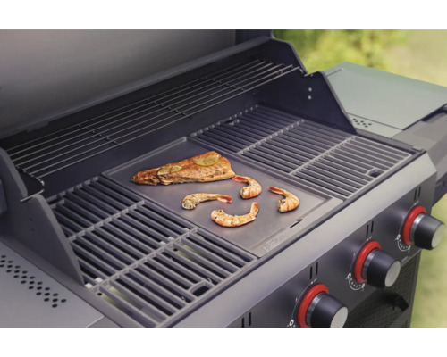 Gril s rybou a krevetami na grilovacej doske