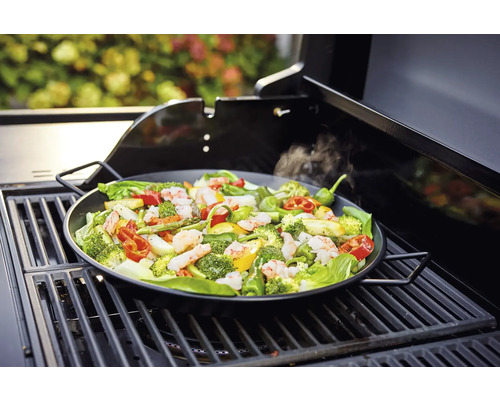 Zelenina a krevety v grilovacej panvici na grile