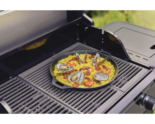 Paella s morskými plodmi pripravená na grile.