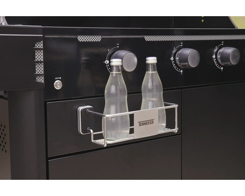 Detailný pohľad na čierny gril s držiakom na fľaše a dve sklenené fľaše