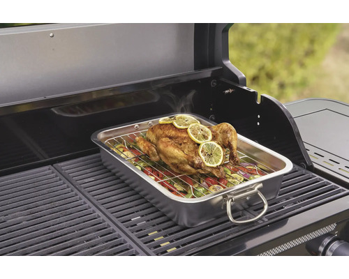 Grilované kura so zeleninou v nerezovej nádobe na grile.