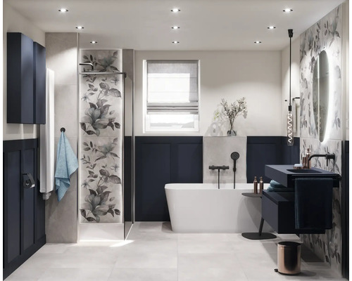 Svetlá kúpeľňa s vaňou, umývadlom, zrkadlom, sprchovacím kútom a kvetinovými prvkami