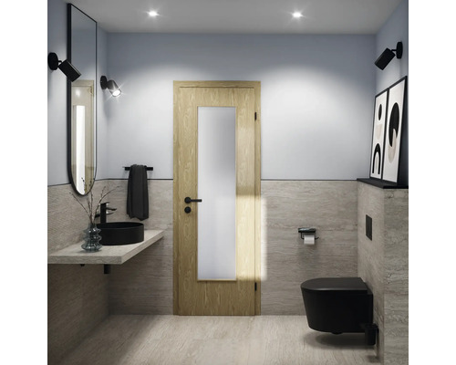 Moderná kúpeľňa s umývadlom, zrkadlom, toaletou a drevenými dverami