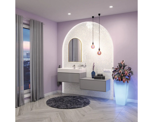 Moderná kúpeľňa s umývadlovou skrinkou, zrkadlom, osvetlením a dekoratívnymi prvkami pre štýlovú atmosféru