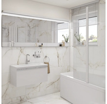 Svetlá kúpeľňa s umývadlom, zrkadlom, vaňou a mramorovými obkladmi