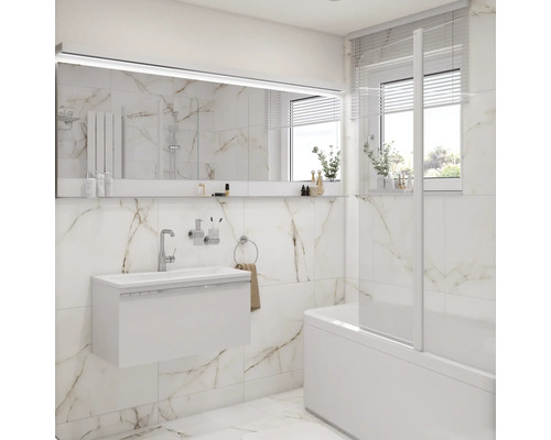 Svetlá kúpeľňa s umývadlom, zrkadlom, vaňou a mramorovými obkladmi