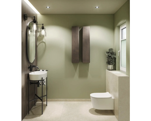 Kúpeľňa s umývadlom, zrkadlom, toaletou a nástennými svietidlami