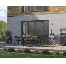 Terasa s jedálenským stolom, stoličkami, grilom a pecou na pizzu pred domom