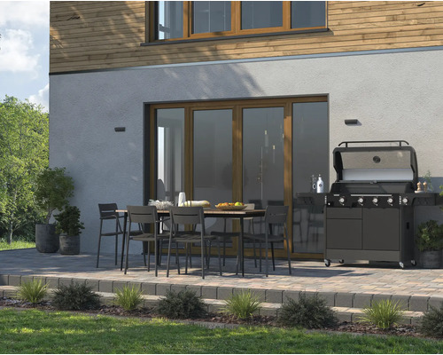 Terasa s plynovým grilom, záhradným stolom a stoličkami pred domom.
