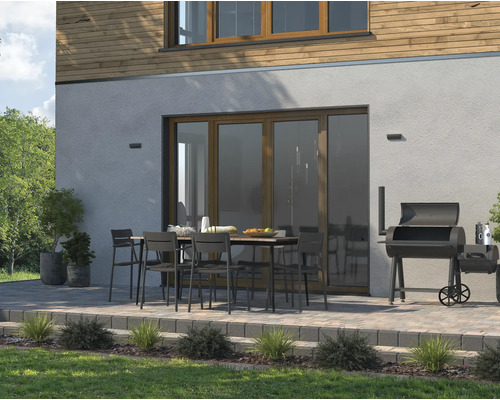 Vonkajší priestor s terasou, záhradným stolom, stoličkami a grilom pre chvíle oddychu vonku.