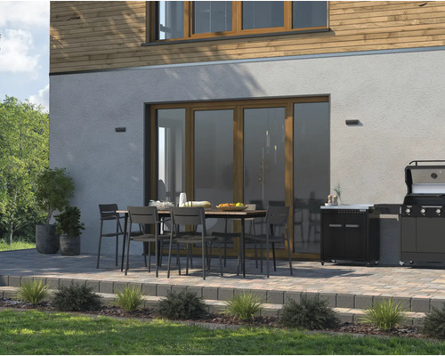 Vonkajší priestor s jedálenským stolom, stoličkami, grilom a vonkajšou kuchyňou na terase