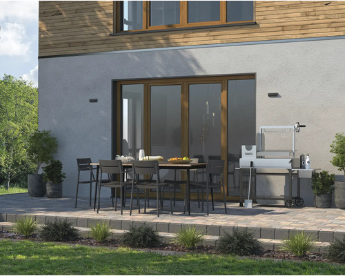 Vonkajší priestor s jedálenským stolom, stoličkami a grilom pred domom