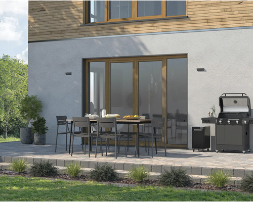 Terasa s plynovým grilom, záhradným stolom a stoličkami pred domom