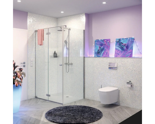 Moderná kúpeľňa so sprchovacím kútom, toaletou a okrúhlym kobercom