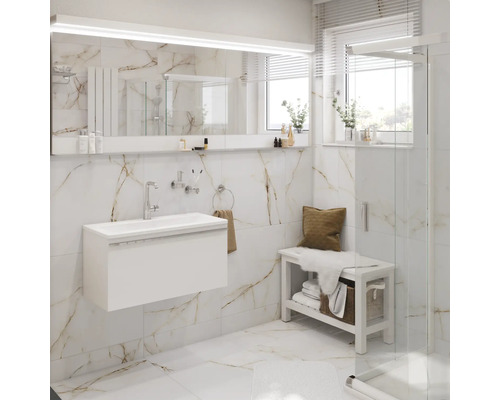 Svetlá kúpeľňa s umývadlom, zrkadlom a lavicou