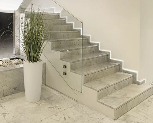 Schodisko so skleneným zábradlím a LED osvetlením v modernom dizajne