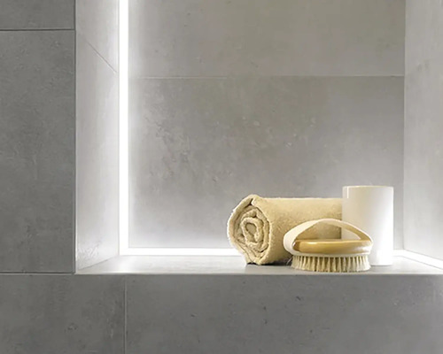 Polica v kúpeľni s uterákom, kefou a pohárom