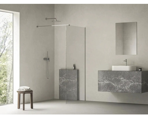 Svetlá kúpeľňa so sprchou, umývadlom, zrkadlom a stoličkou