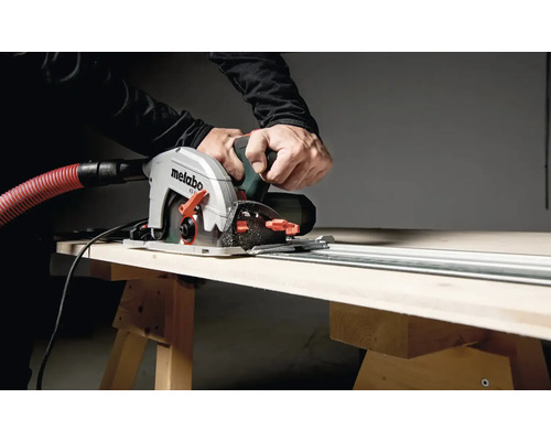 Ponorná píla Metabo reže drevo na pracovnom stole