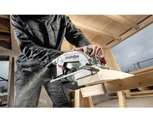 Kotúčová píla Metabo pri rezaní dreva v dielni