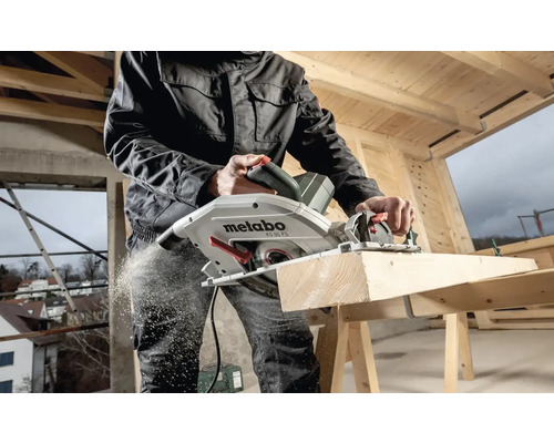 Muž reže drevo ručnou okružnou pílou Metabo KS 85 FS.