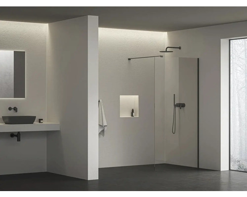 Svetlá kúpeľňa so sprchou, umývadlom a zrkadlom