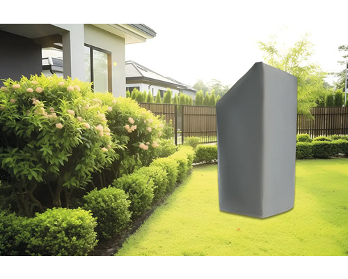 Ochranný kryt na záhradné náradie na trávniku pred domom