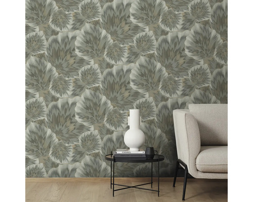 Scéna s kvetinovou tapetou, stolom a kreslom