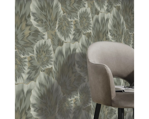 Detailný záber stoličky pred tapetou s motívom listov