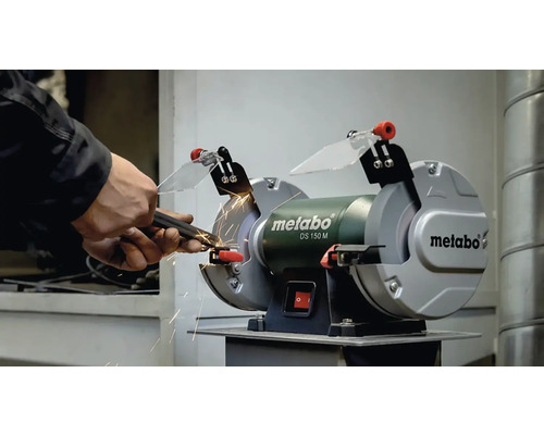 Dvojkotúčová brúska Metabo brúsi kus kovu